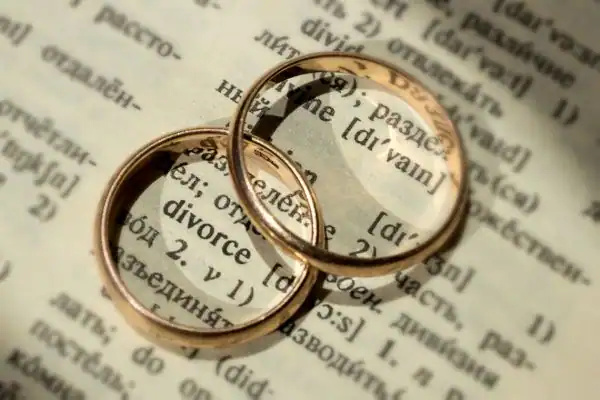Image of rings removed before divorce mediation Lewisham